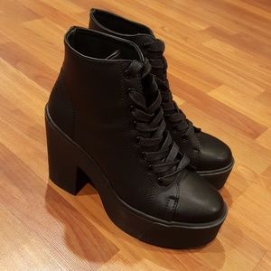 F21 BLACK PLATFORM CHUNKY HEEL BOOTS
